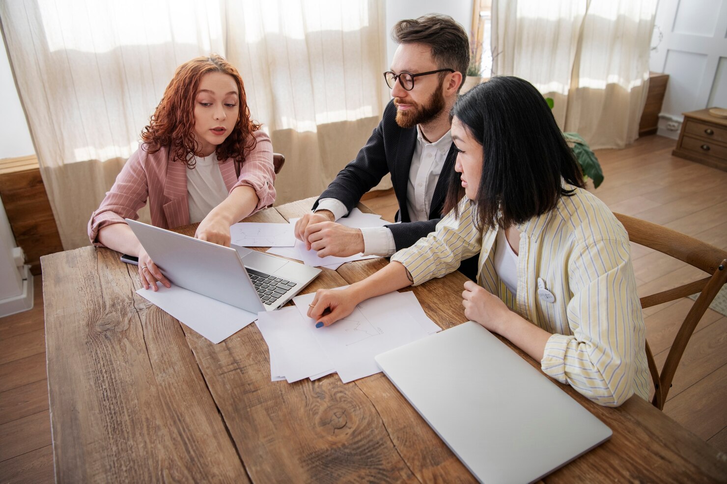 personas que tienen debate mientras miran computadora 23 2149389778